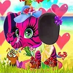 분홍색과 보라색 줄무늬의 귀여운 코끼리 캐릭터가 꽃과 하트를 배경으로 야외에서 장식된 모자를 쓰고 있는 모습입니다