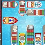 다양한 색상의 화물선과 요트가 항구에 정박한 모습입니다