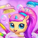 파스텔 색상의 배경 앞에 다채로운 털과 큰 눈을 가진 유니콘 캐릭터가 여러 도구로 목욕을 하고 있는 모습