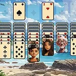 해변 배경 위에 캐릭터가 그려진 카드를 포함한 카드 배열