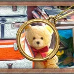 확대경을 통해 보이는 빨간 리본의 곰 인형과 여러 개의 여행 가방