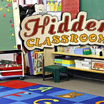 밝고 다채로운 벽과 장난감, 의자, 칠판이 있는 아동 놀이방