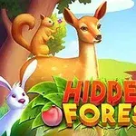 사슴과 다람쥐, 토끼가 있는 숲의 배경에 HIDDEN FOREST라는 글자가 나뭇잎에 둘러싸여 있는 장면