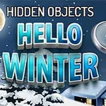 겨울 밤 하늘 아래 눈 덮인 집과 나무들, HIDDEN OBJECTS HELLO WINTER라는 텍스트와 돋보기가 있는 이미지