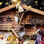 헛간 앞에 성탄 장식으로 아기 예수와 여러 인물이 모여 있는 장면