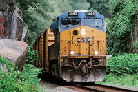 기차 구석구석을 살피며 다른 사람이 놓친 것을 찾아보세요