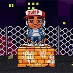 도시 배경의 밤에 그려진 그래피티 벽돌 위에 서 있는 모자를 쓴 소년