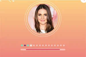 여성의 사진이 중앙에 표시된 핑크와 오렌지 그라데이션 배경 이미지