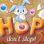 귀여운 토끼가 나무 통과 보석들로 꾸며진 배경 위에 앉아 있는 그림