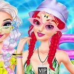 수영장 옆에서 화려한 선글라스를 착용한 두 여성이 플라밍고 튜브와 함께 포즈를 취하는 모습