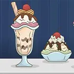 선데와 아이스크림이 얹어진 디저트 컵 두 개와 가운데 체리로 장식된 작은 아이스크림 볼