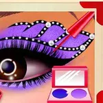 진한 눈 화장과 보라색 아이섀도우로 꾸민 눈, 화장품이 함께 놓여 있는 이미지