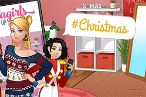 두 명의 여성이 크리스마스 테마로 꾸민 방에서 각각 크리스마스 스웨터와 장교 의상을 입고 있는 모습