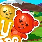 두 마리의 귀여운 곰 모양 젤리가 산과 초원을 배경으로 등장하는 이미지