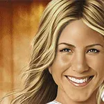 금발의 긴 머리를 가진 여성이 활짝 웃고 있는 모습