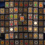 타일에 다양한 기하학적 문양과 색상이 표시된 퍼즐 게임 화면