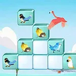 새들이 그려진 블록이 계단 모양으로 쌓여 있고 하늘을 배경으로 플라밍고가 날고 있다