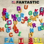 다양한 색상의 알파벳 블록이 흩어져 있는 모습