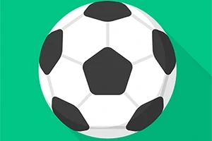 검은색과 흰색 패턴의 축구공이 초록색 배경 위에 놓여 있다