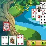 숲 속 연못을 배경으로 여러 장의 카드가 쌓여 있으며, 전면에는 몇 장의 카드와 함께 게임 조작 버튼이 보입니다