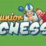 초록색 배경 위에 어린이용 스타일로 디자인된 글자와 말, 사람, 체스 말 캐릭터가 함께 그려져 있습니다