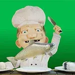 초록색 배경 앞에 요리사 복장을 한 캐릭터가 한 손에 생선과 다른 손에 칼을 들고 있다