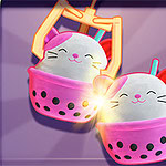 인형 뽑기 기계에서 빛나는 집게로 들어 올려진 귀여운 마우스 모양의 분홍색 컵에 들어 있는 플러시 장난감