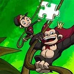 두 마리의 원숭이가 초록색 배경에서 덩굴을 타고 있으며, 한 원숭이가 퍼즐 조각을 들고 있습니다