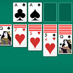 초록색 배경 위에 펼쳐진 트럼프 카드들, 일부는 뒤집혀 있고 일부는 앞면이 보임