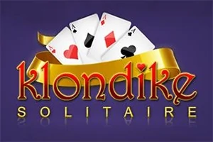 보라색 배경에 금색 리본을 두른 네 장의 카드와 Klondike Solitaire라는 텍스트가 있습니다