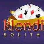 보라색 배경에 금색 리본을 두른 네 장의 카드와 Klondike Solitaire라는 텍스트가 있습니다