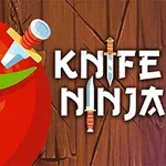 토마토에 꽂힌 칼과 나무 배경 위에 KNIFE NINJA 텍스트가 있는 이미지