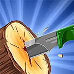 나무 통나무에 날이 박혀 있는 녹색 손잡이의 날카로운 도구