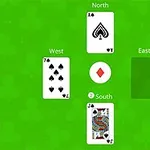 녹색 배경에 북쪽, 서쪽, 남쪽에 각기 다른 트럼프 카드가 놓여 있는 모습