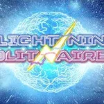 번개와 푸른 전구 모양 배경에 LIGHTNING SOLITAIRE라는 텍스트가 있는 이미지