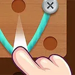 나무 판자 위에 쇠못에 끈이 걸려 있고, 손가락이 끈을 아래로 당기고 있는 모습