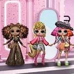 화려한 의상을 입고 다양한 헤어스타일을 가진 네 명의 인형이 핑크색 배경 앞에 서 있는 모습