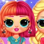 큰 눈을 가진 귀여운 두 만화 캐릭터가 다채로운 헤어스타일과 화장을 하고 있는 모습