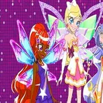 세 명의 요정 소녀들이 밝고 화려한 날개와 의상을 입고 서 있는 모습