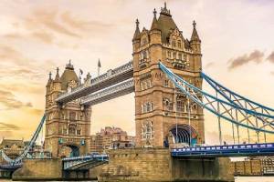 런던 타워 브리지가 있는 강변의 풍경입니다