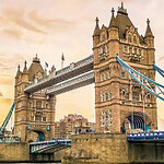 런던 타워 브리지가 있는 강변의 풍경입니다