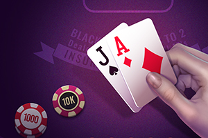 카드 한 쌍을 들고 있는 손과 포커 칩들이 있는 장면