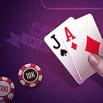 카드 한 쌍을 들고 있는 손과 포커 칩들이 있는 장면