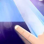 화면 위를 터치하는 손가락과 음악 기호가 있는 이미지