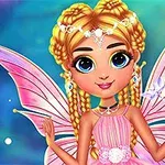 금발의 소녀가 핑크색 날개와 분홍 드레스를 입고 요정같은 모습으로 등장하며 파란 배경을 배경으로 하고 있다