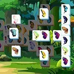 배경이 숲인 이미지에 나비 그림이 있는 여러 장의 타일이 배열되어 있습니다