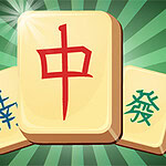 세 개의 마작 패가 중앙에 배치되어 있으며, 각각 빨간색, 파란색, 초록색 한자가 그려져 있고, 녹색 배경 위에 놓여 있다