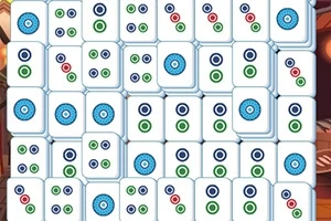 파란색, 초록색, 빨간색 원과 동그라미 문양이 있는 도미노 스타일의 타일 배열