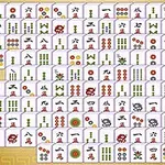 바둑판 위에 다양한 무늬와 숫자가 그려진 마작 패들이 배열되어 있음