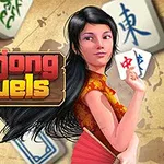 긴 머리의 여성이 전통적인 옷을 입고 마작 패와 지도를 배경으로 미소 짓고 있는 이미지